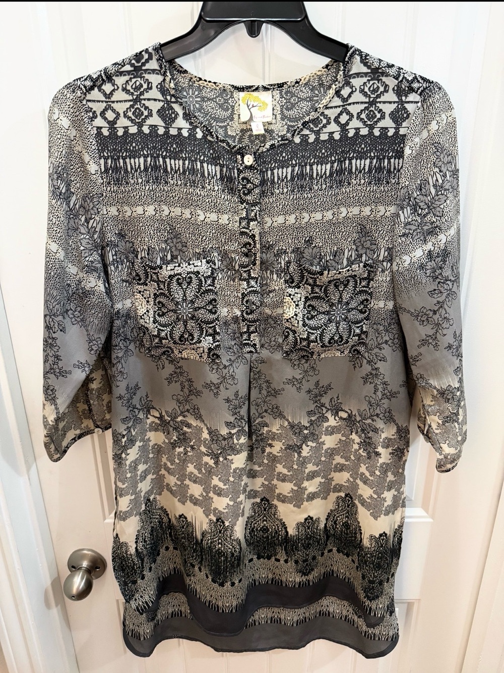 fig and flower Black and White Paisley Button-Front Blouse. Size L